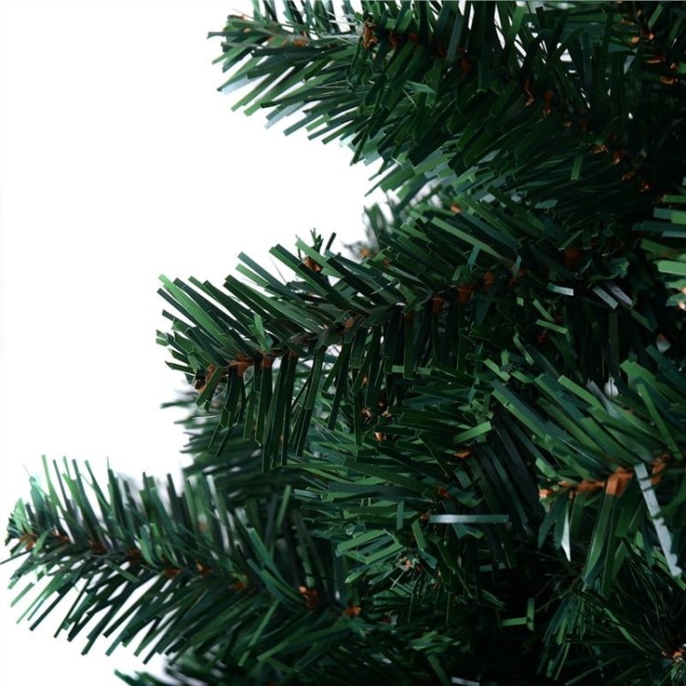Sztuczna choinka ze stojakiem 210cm