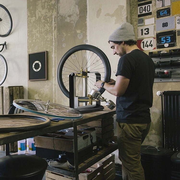 Wyważarka do centrowania kół motocyklowych rowerowych