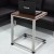 Wysoki stolik boczny w stylu industrialnym z kółkami pod laptopa