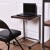 Wysoki stolik boczny w stylu industrialnym z kółkami pod laptopa