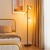 Minimalistyczna lampa podłogowa z 3 kloszami