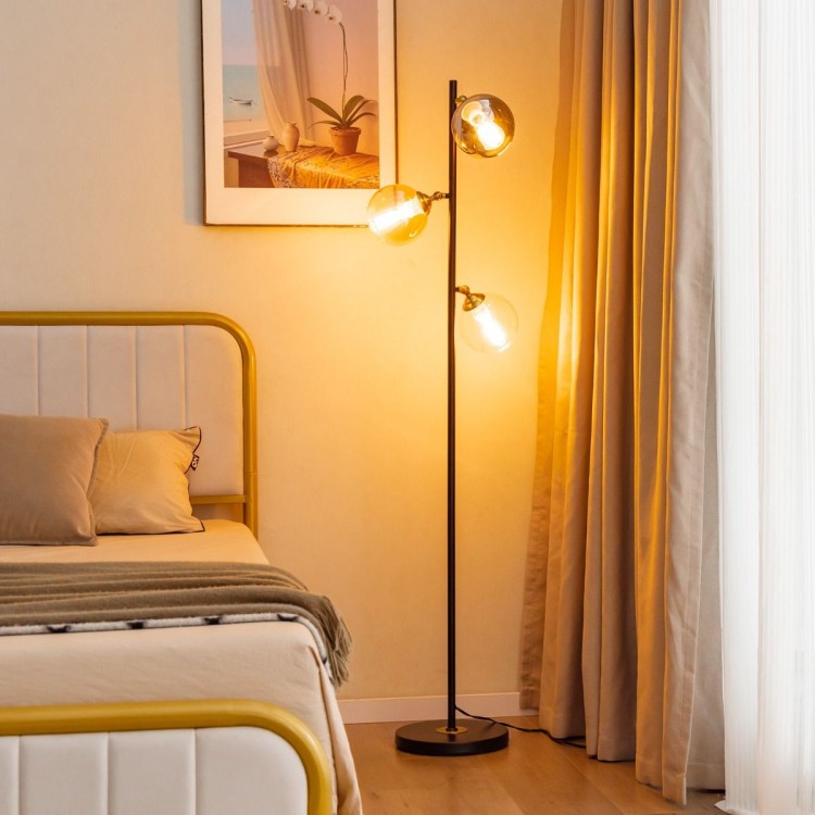 Minimalistyczna lampa podłogowa z 3 kloszami