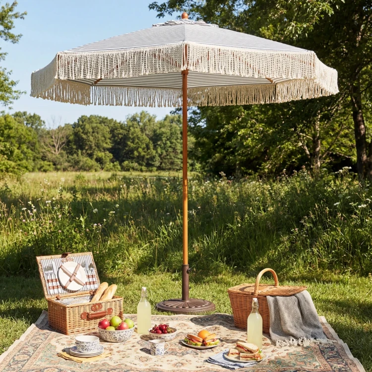 Parasol ogrodowy z frędzlami