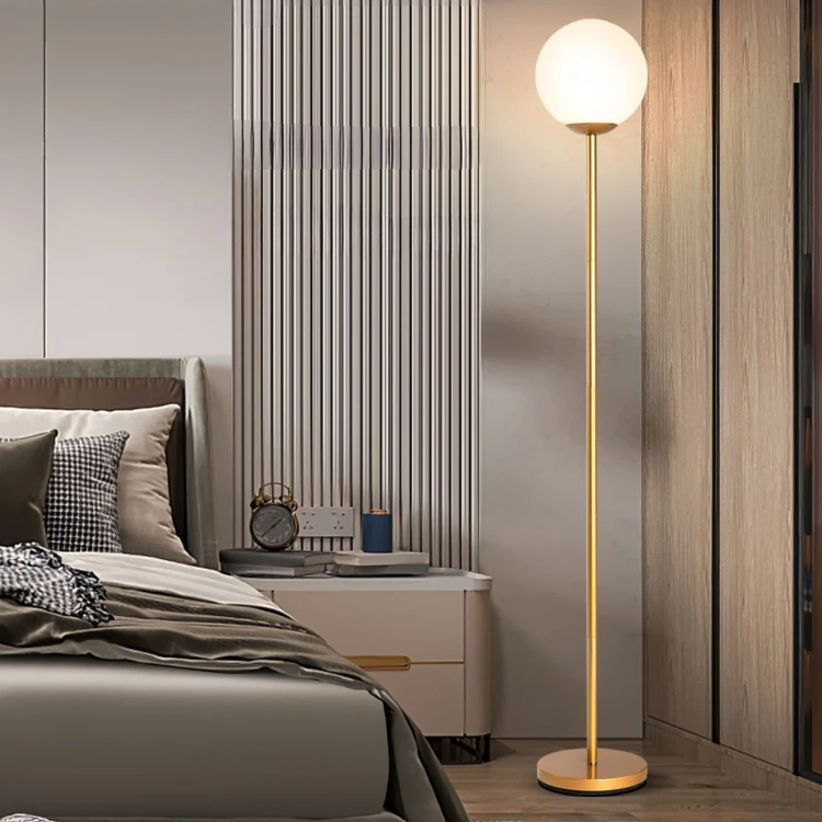 Lampa podłogowa ze szklanym kulistym kloszem