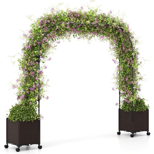 Zewnętrzna pergola z metalowym łukiem dekoracyjnym