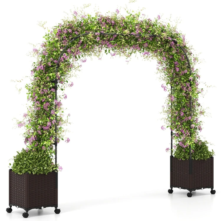 Zewnętrzna pergola z metalowym łukiem dekoracyjnym