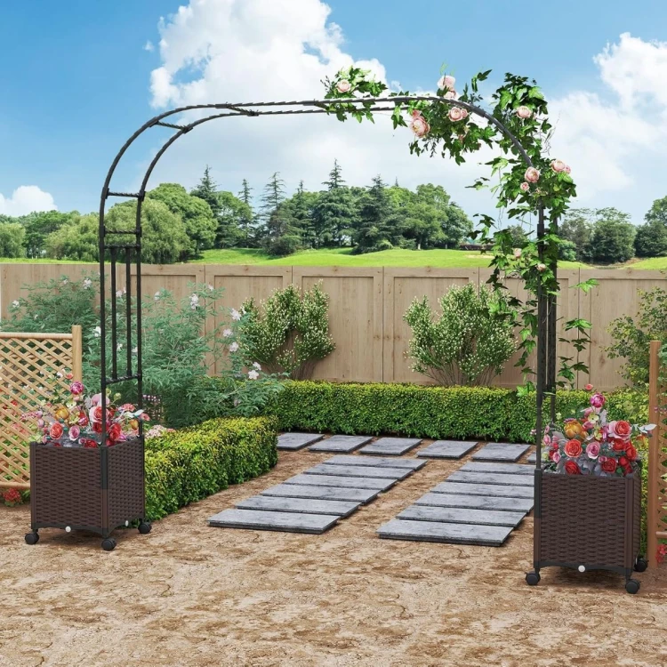 Zewnętrzna pergola z metalowym łukiem dekoracyjnym