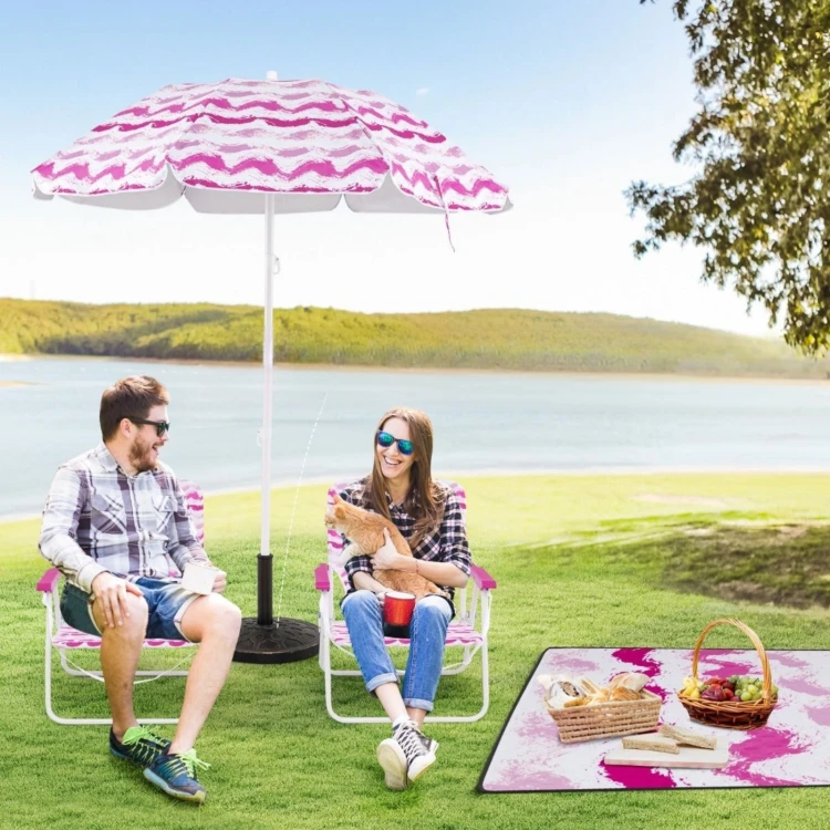 Krzesła plażowe z parasolem i kocem