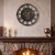 Metalowy zegar ścienny z industrialnym motywem mapy świata