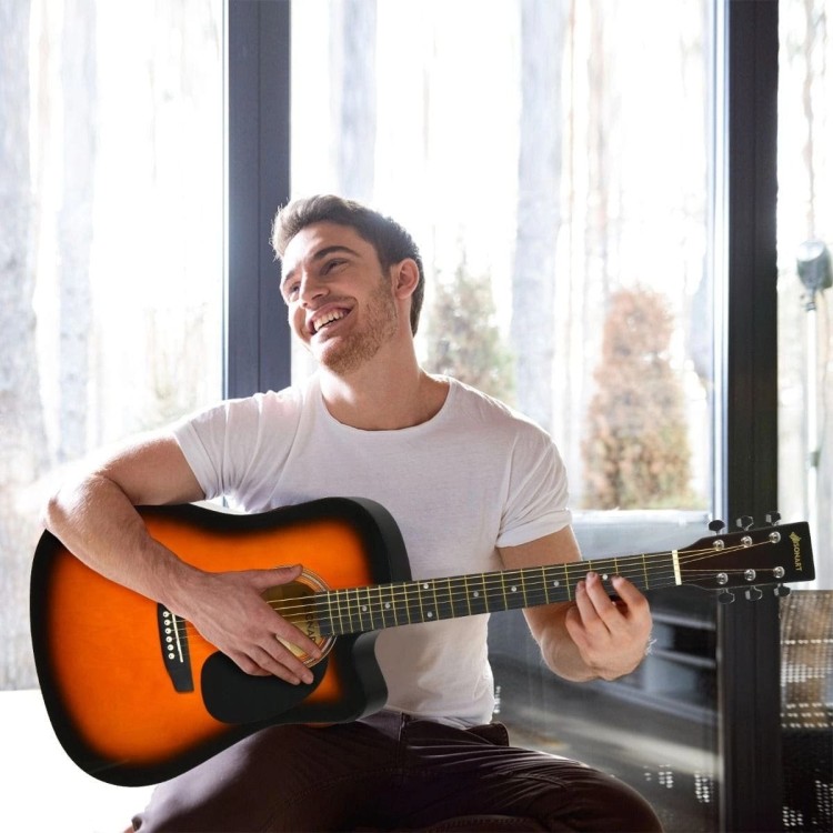 Drewniana gitara akustyczna w stylu klasycznym